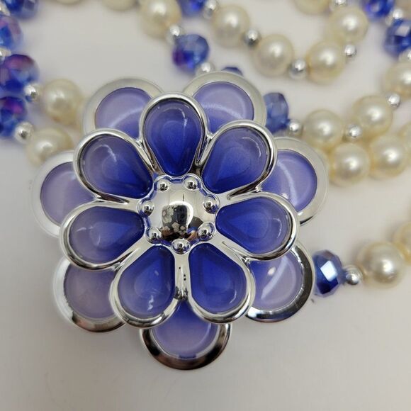 White and Blue Pearl Necklace With A Large Flower Brooch - Picture 2 of 7